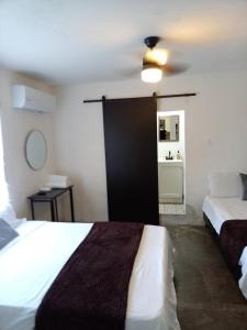ein Hotelzimmer mit 2 Betten und einem Bad in der Unterkunft Confortable Loft MN 960 G Centro Mty cerca de todo in Monterrey