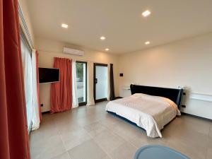 Un dormitorio con una cama y un televisor. en Cinque Terre Room Rental SULLA VIA, en La Spezia