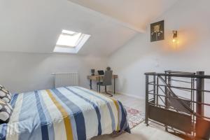 a bedroom with a bed and a desk at Duplex Moderne à Chennevières in Chennevières-sur-Marne