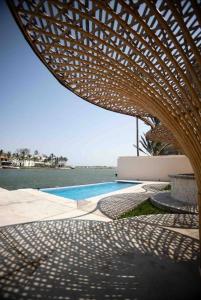 a view of a swimming pool with a latticeadedaded at Departamento Puerta Al Mar in Conchal