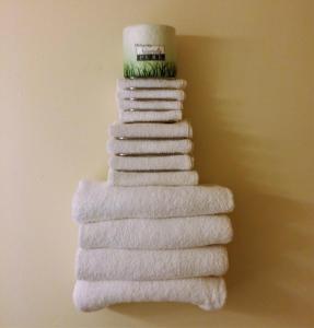 uma pilha de toalhas empilhadas umas em cima das outras em Enfield Inn em Enfield