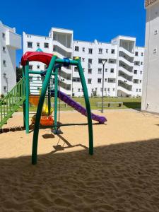 um parque infantil com escorrega na praia em Gianna’s Stays em Mombasa