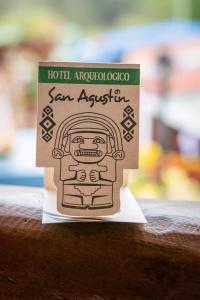 um pedaço de papel com um desenho de um astronauta em Hotel Arqueológico San Agustín em San Agustín