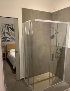 um chuveiro com uma porta de vidro num quarto em B&B PREVISTO SOLE em Civitanova Marche