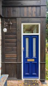 eine blaue Tür an der Seite eines Hauses in der Unterkunft Niebieski Koń in Kazimierz Dolny