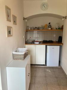 una pequeña cocina con fregadero y encimera en Apartment Panteon Basecamp, en Malá Skála