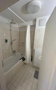 ein Badezimmer mit Badewanne und Dusche in der Unterkunft Apartment 2 ABG69 - ideal für Familien und Geschäftsreisende ABG69 in Gera + 11 Fotos