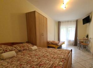 1 dormitorio con 1 cama, armario y silla en Dom Wypoczynkowy JOANNA, en Dziwnów