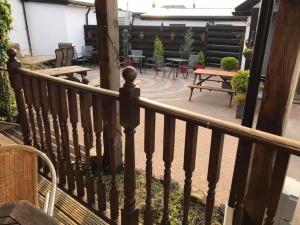Rõdu või terrass majutusasutuses Kingarth Hotel