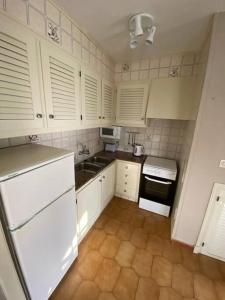 Kitchen o kitchenette sa Apartamento super comodo Son Bou , Menorca