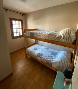 Bunk bed o mga bunk bed sa kuwarto sa Apartamento super comodo Son Bou , Menorca