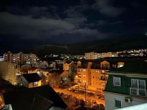 Blick auf eine Stadt in der Nacht mit Gebäuden in der Unterkunft A Cozy Retreat in Skopje