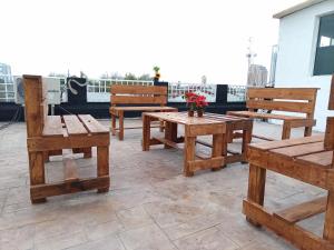 a group of wooden benches and tables on a roof at DGM Lofts MTY MN 960 G centro cerca de todo in Monterrey