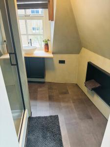 een kleine badkamer met een wastafel en een trap bij Stadshotel DE ACADEMIE in Franeker