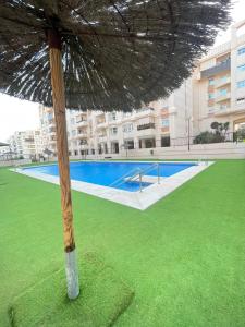 una sombrilla frente a la piscina en Teatinos Paradise en Málaga