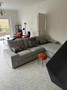 a living room with a couch and a table at Maison 2 chambres proche de Bruxelles in Mont-Saint-Guibert
