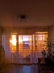 Balkón alebo terasa v ubytovaní Novouređeni stan s balkonom i pogledom na more