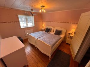 瓦爾科瑞爾的住宿－Charming Countryside Cottage，卧室配有白色的床和窗户。