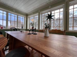 瓦爾科瑞爾的住宿－Charming Countryside Cottage，窗户客房内的大木桌