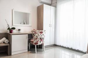 um quarto com uma secretária com uma cadeira e um espelho em Hotel Rođo em Teslic