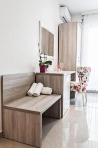 uma cozinha com um banco de madeira num quarto em Hotel Rođo em Teslic