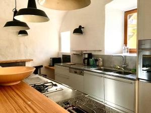Virtuvė arba virtuvėlė apgyvendinimo įstaigoje Loft Wohnung im Stall eines ehemaligen Pfarrguts