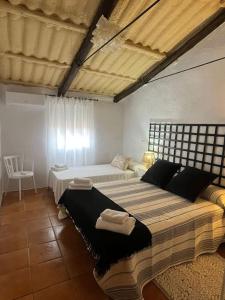 1 dormitorio con 2 camas y toallas. en Villalegría. Casa de campo cercana a Puy du Fou, en Totanés