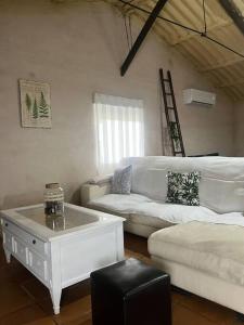 a living room with a couch and a coffee table at Villalegría. Casa de campo cercana a Puy du Fou in Totanés