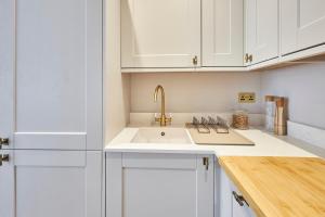 Kjøkken eller kjøkkenkrok på Host & Stay - Poplar Villas