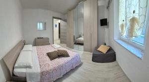 ラ・スペツィアにあるCasa Vacanze Matildeのベッドルーム1室(ピンクの毛布と椅子付きのベッド1台付)