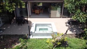 une terrasse avec une piscine, une table et des chaises dans l'établissement Casa Toronja, à Montenegro