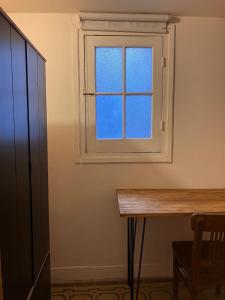 a window in a room with a wooden table at Morada Montevideana in Montevideo