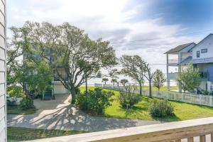 Zahrada ubytování Seabrook Getaway with Balconies and Bay Views!
