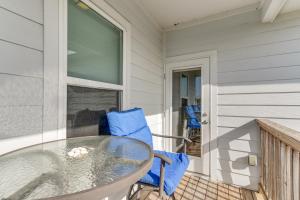 Balkón nebo terasa v ubytování Seabrook Getaway with Balconies and Bay Views!