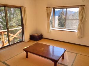 salon ze stołem i 2 oknami w obiekcie Ten Ten Go Shibu Kawa - Vacation STAY 41956v w mieście Ono