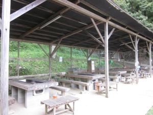 schronisko piknikowe z ławkami i stołami piknikowymi w obiekcie Ten Ten Go Shibu Kawa - Vacation STAY 41956v w mieście Ono