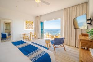 TV a/nebo společenská místnost v ubytování Mar del Cabo By Velas Resorts Adults Only