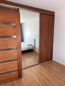 Postel nebo postele na pokoji v ubytování "Aš Centre" apartamentai