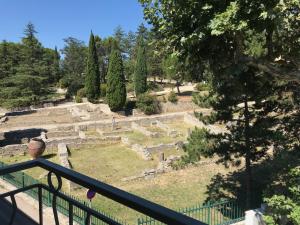 einen Blick vom Balkon auf die Ruinen eines Friedhofs in der Unterkunft Villa Romaine in Vaison-la-Romaine