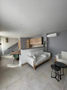 ein Wohnzimmer mit einem Sofa und einem Tisch in der Unterkunft Villa Romaine in Vaison-la-Romaine