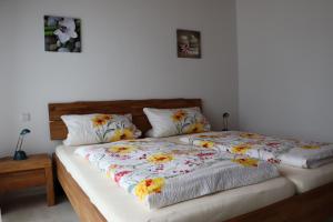 コンスタンツにあるFerienwohnungen Böhmeのベッドルーム1室(花の飾られたベッド2台付)