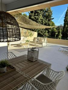 Posedenie v ubytovaní Casa Joy Elviria, ibiza style apartment with 70 sqm terrace