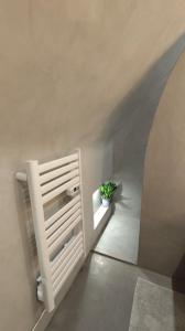 uma porta branca num quarto com um vaso de plantas em Le logis du Barry em Montpeyroux