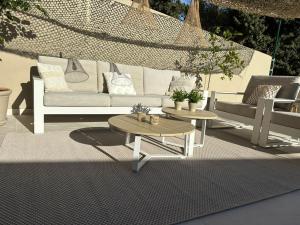 Posedenie v ubytovaní Casa Joy Elviria, ibiza style apartment with 70 sqm terrace