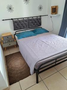 uma cama num quarto com uma estrutura de cama em KazKaramel em Rémiré