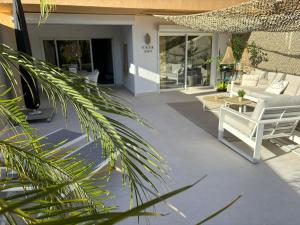 Patio alebo iná vonkajšia časť ubytovania Casa Joy Elviria, ibiza style apartment with 70 sqm terrace