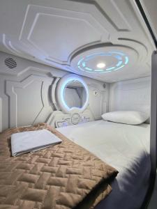 een kamer met een bed in een vliegtuig bij Central Hostel San Sebastian in Antigua Guatemala