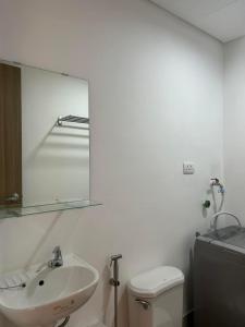 ein weißes Badezimmer mit einem Waschbecken und einem Spiegel in der Unterkunft Casa Del Perucho in Trece Martires