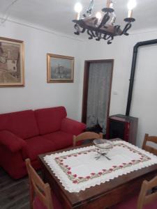ein Wohnzimmer mit einem Tisch und einem Kuchen darauf in der Unterkunft La tana di Pisolo in Vicoforte