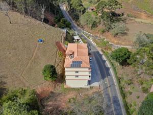 uma vista aérea de uma casa numa estrada em Pousada João & Maria em Santa Maria Madalena